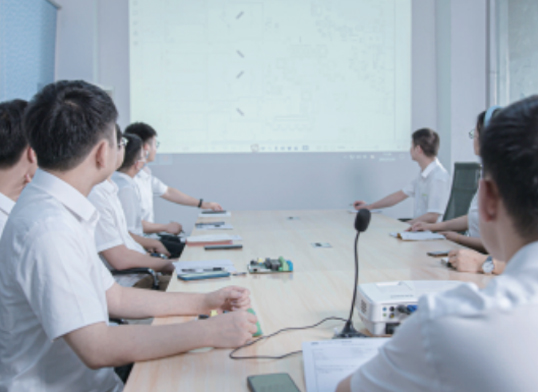 研發(fā)團(tuán)隊會議室討論 研發(fā)團(tuán)隊會議室討論